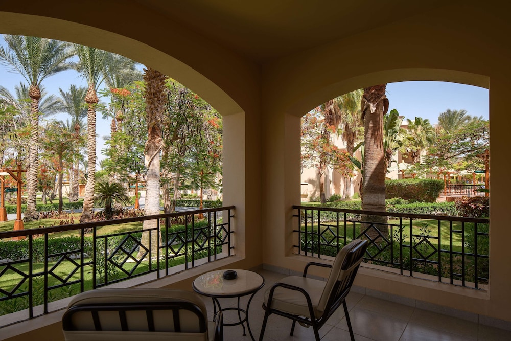 Family Deluxe Room Garden View (Queen or Twin)
