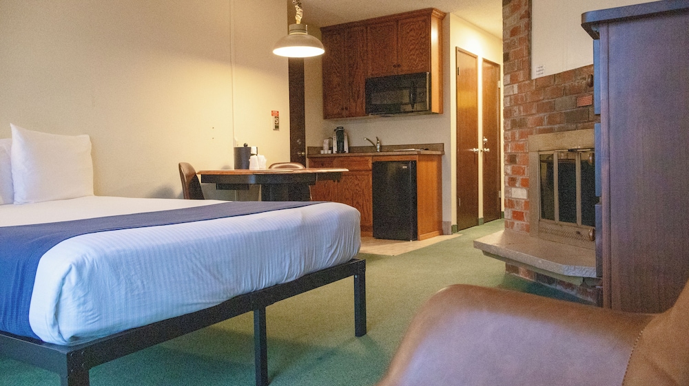 Standard Studio, 1 Queen Bed, Kitchenette, Partial Ocean View (4th Floor) photo 1