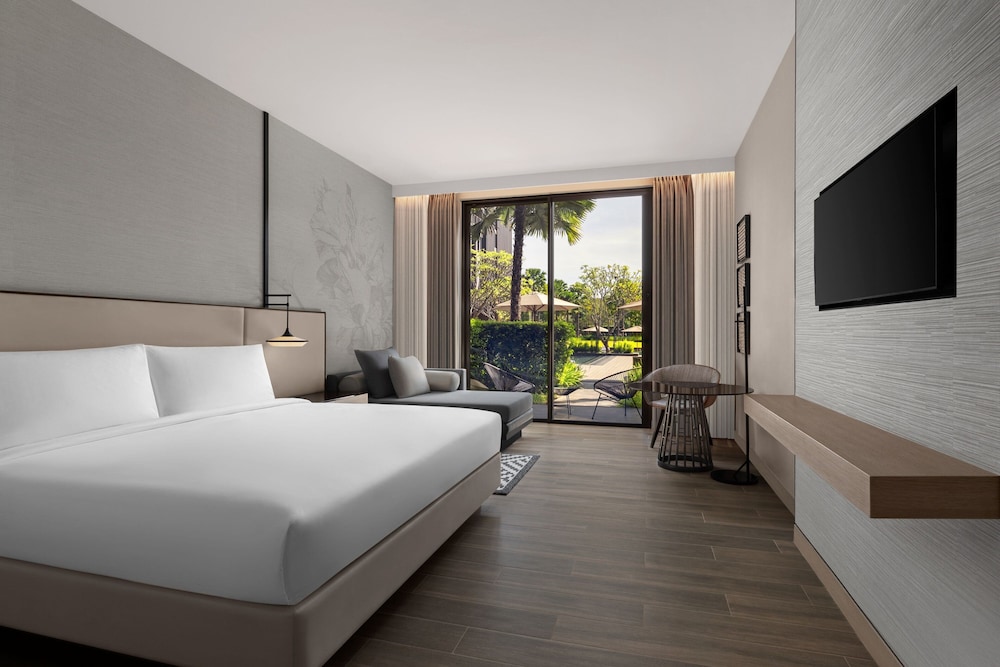 Deluxe Room, 1 King Bed, Garden View