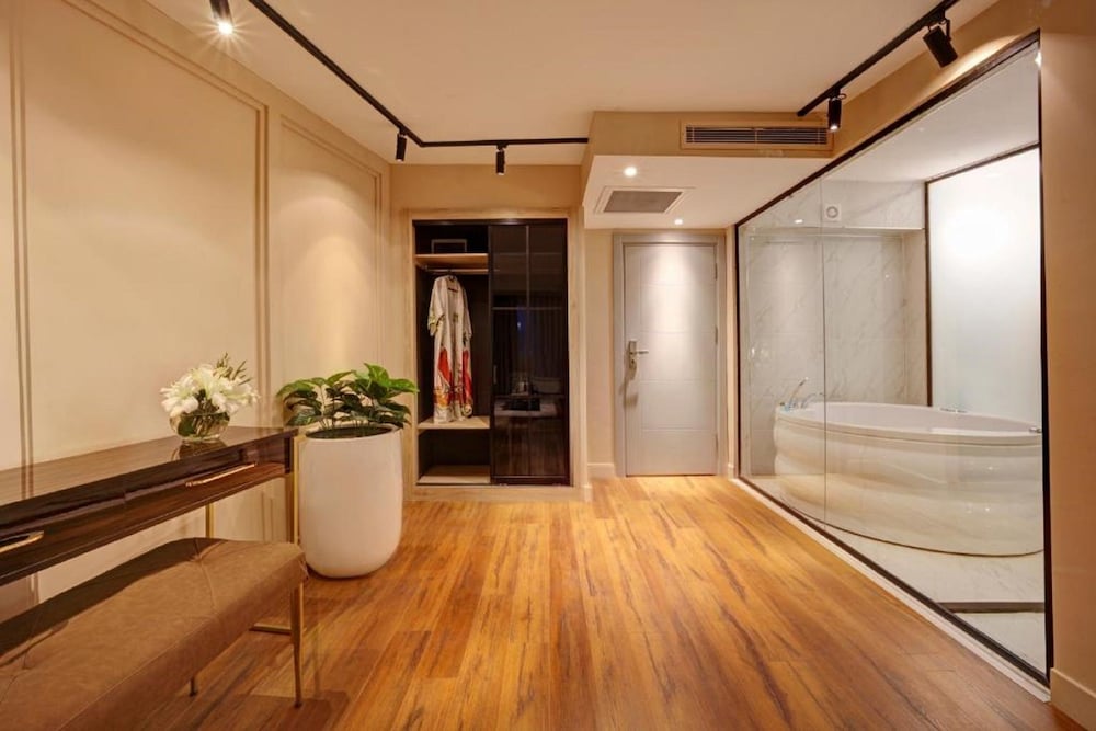 King Suite with Jacuzzi photo 2