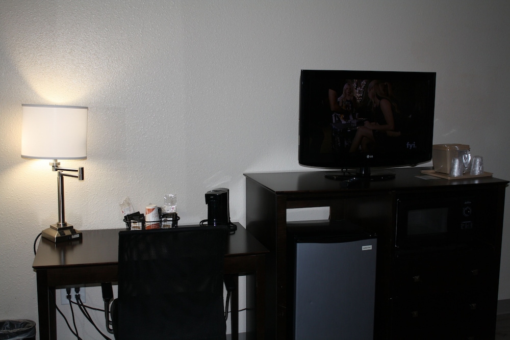 Suite, Non Smoking (2 Double Beds, or 2 Queen Beds) - Photo 4