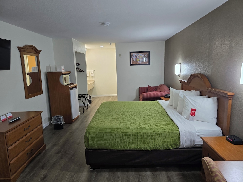 Room, 1 King Bed, Non Smoking - Photo 3