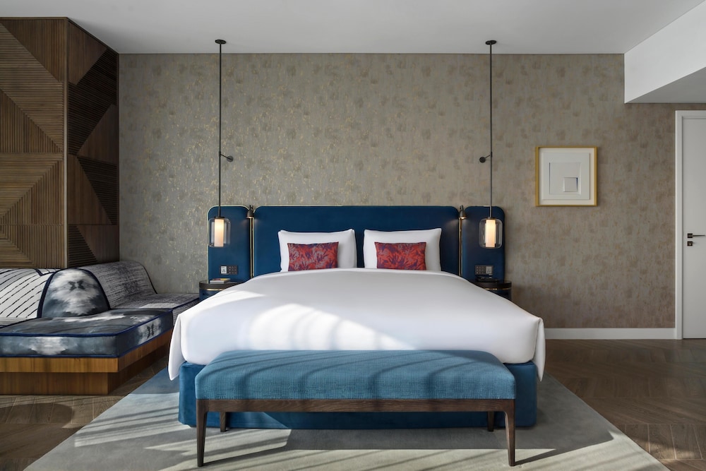 Studio, 1 King Bed (Island View) thumbnail 6