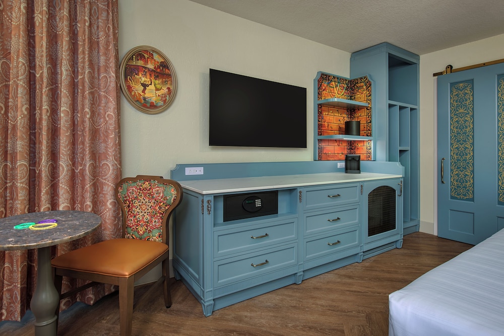 Water View. Hearing accessible - visual alarms and notifications. 2 queen beds. photo 3