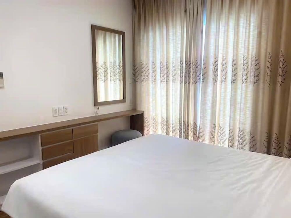 Premier Suite, 2 Bedrooms, Club Lounge Access, Pool View photo 3