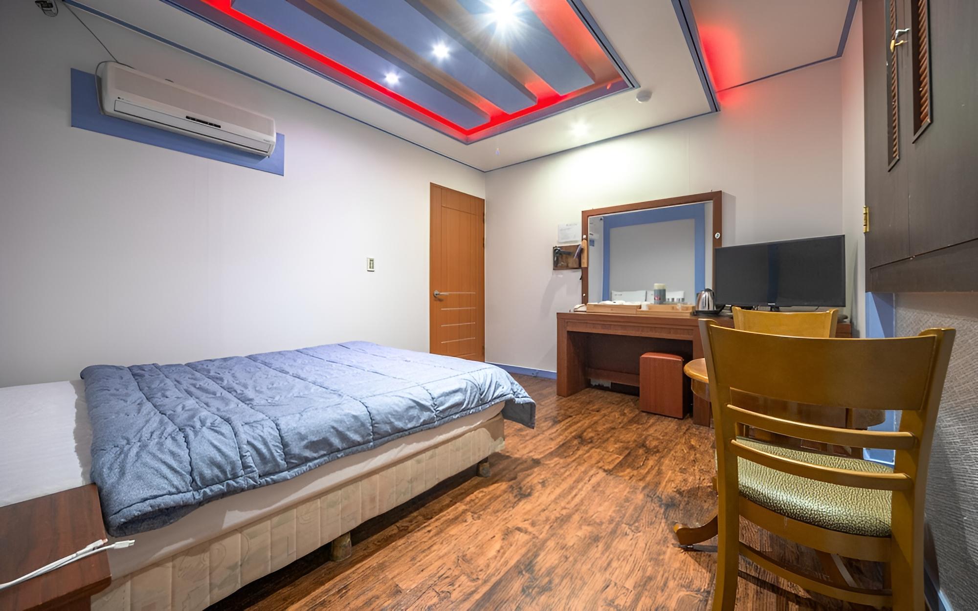 Room (Standard Room) - Photo 12