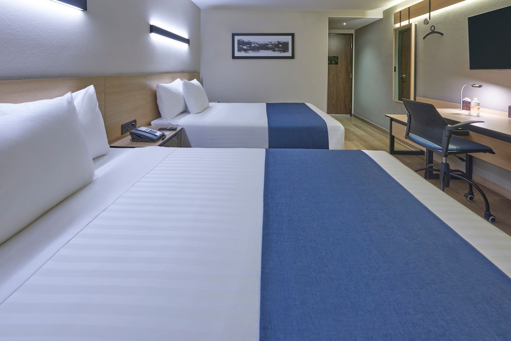 Room, 2 Double Beds - Photo 1