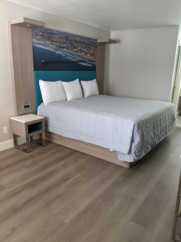 Deluxe Room, 1 King Bed, Non Smoking photo 2