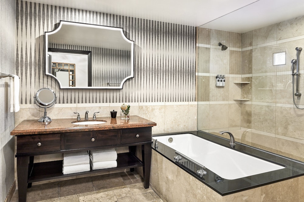 Suite, 1 King Bed - Photo 3