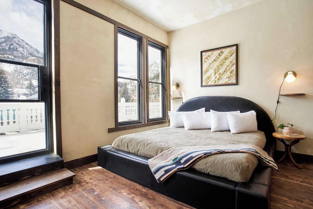 Balcony Suite East