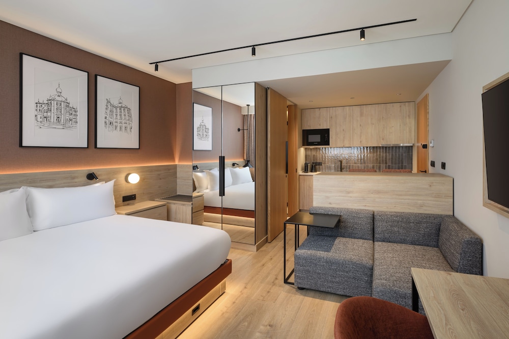 Standard Studio, 1 King Bed, City View