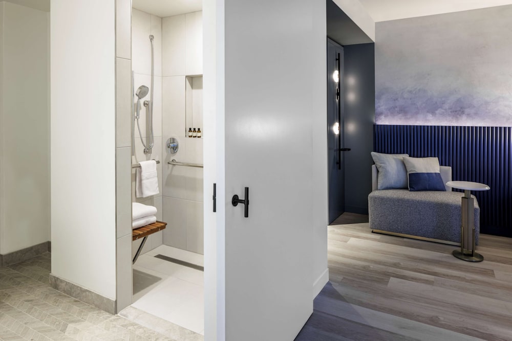 Room, 2 Queen Beds (Roll-In Shower) - Photo 2