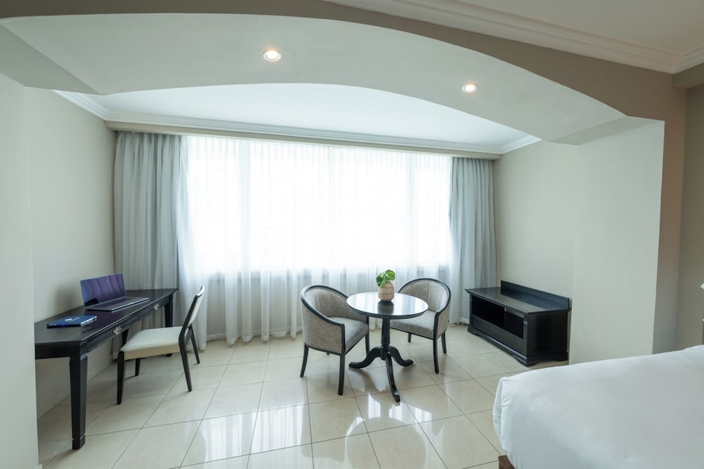 2 Double Beds, City View - Photo 1