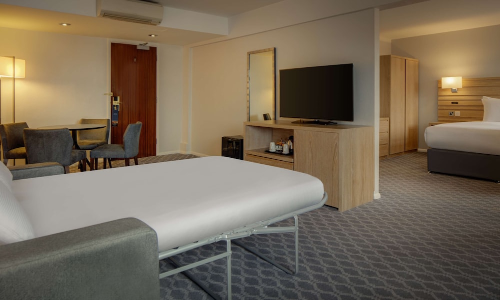 Suite, 1 King Bed - Photo 4