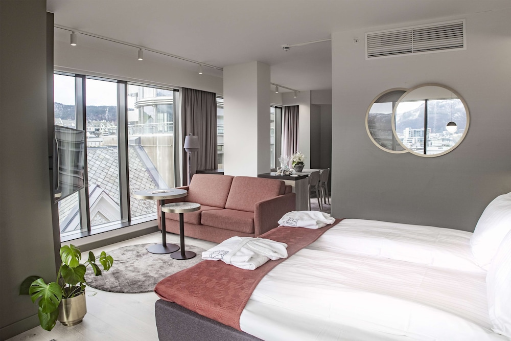 Junior Suite, 1 King Bed with Sofa bed, Lake View photo 2