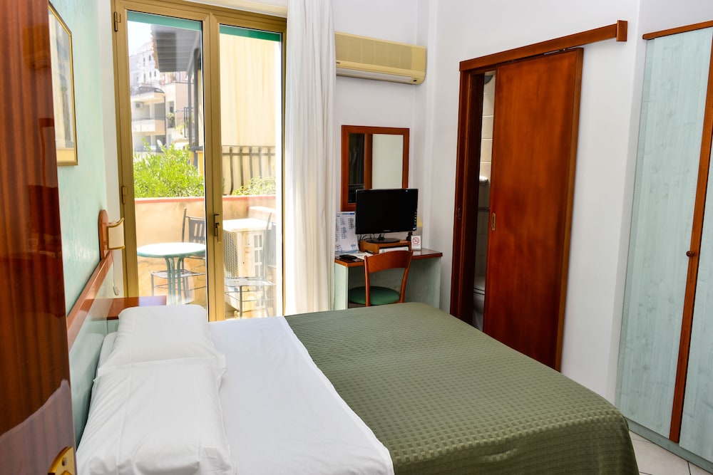 Classic Double Room, Partial Sea View - Photo 4