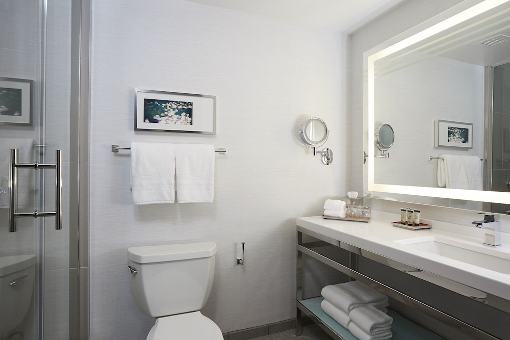 Standard Room, 2 Queen Beds, Accessible thumbnail 5