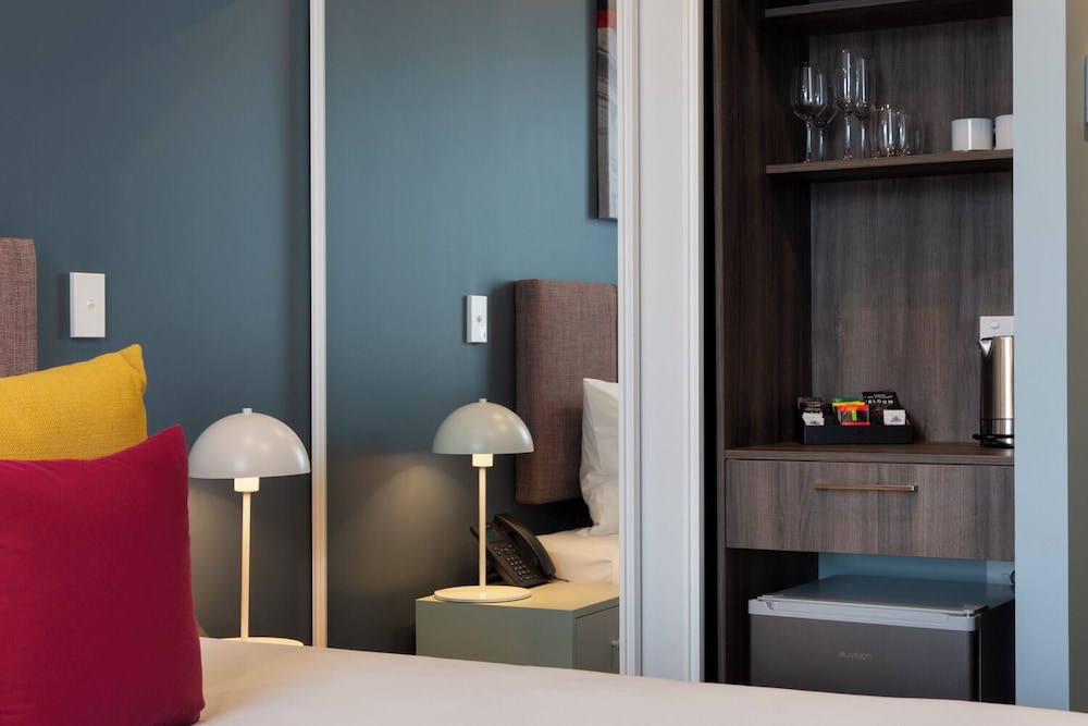 Hotel Room thumbnail 5