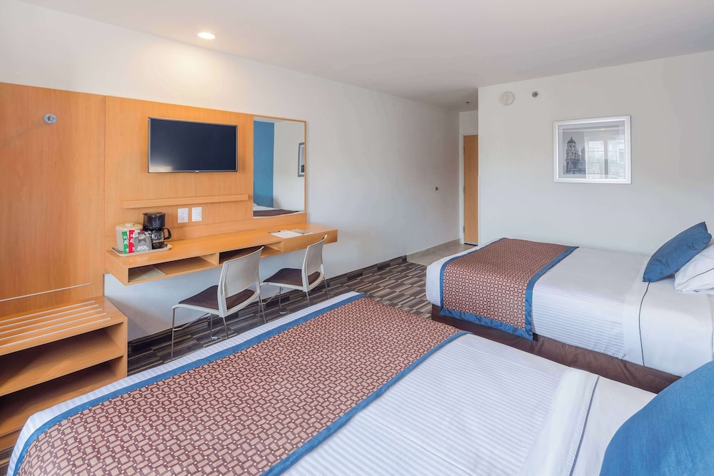 Standard Room, 2 Queen Beds - Photo 11