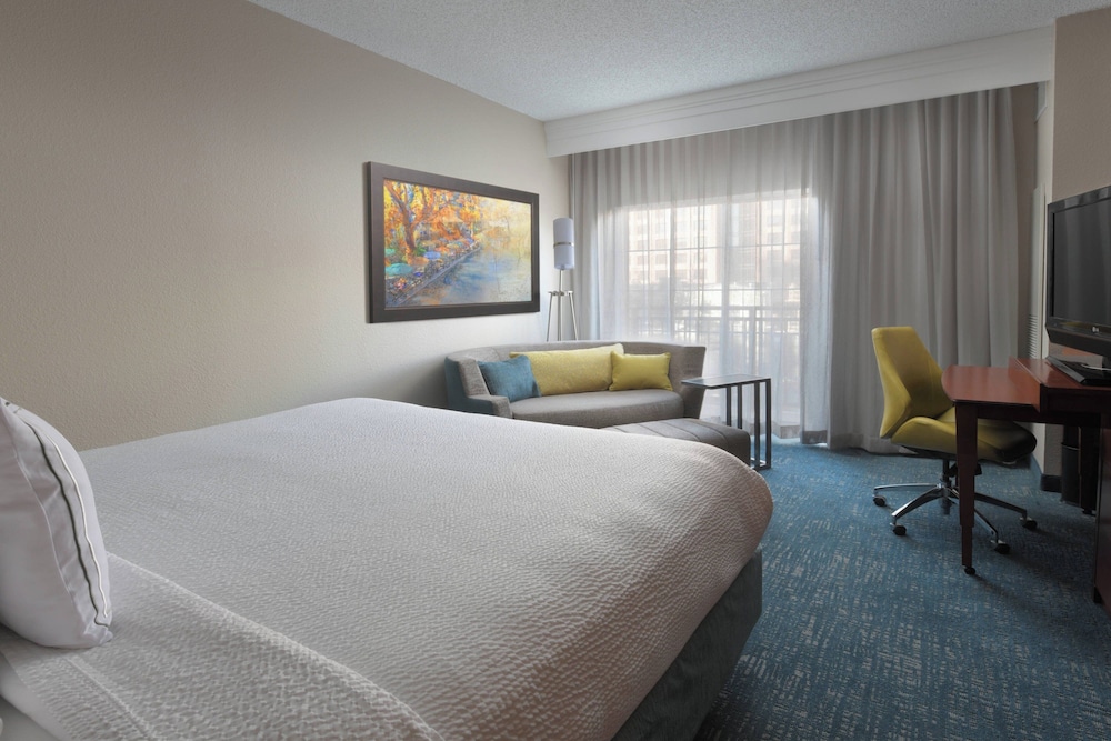 Room, 1 King Bed - Photo 3