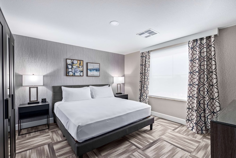 Standard Room, 1 King Bed, Refrigerator & Microwave - Photo 1