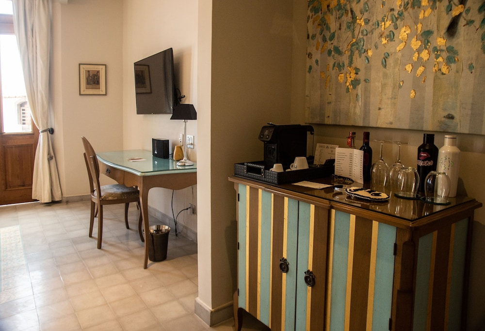 Corner Suite,  1 King Bed (City View)