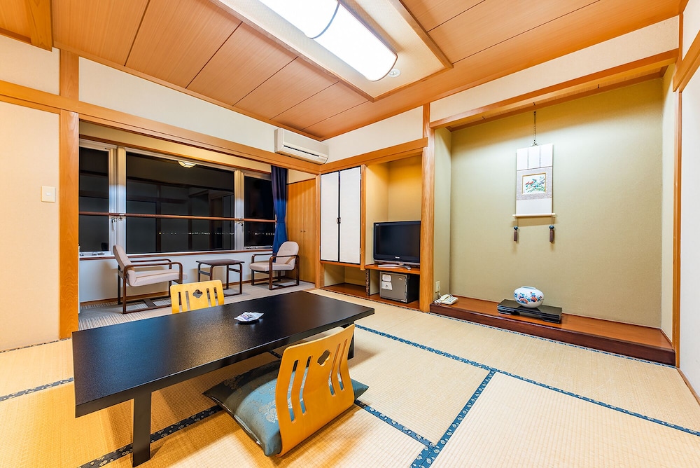 Japanese/Western-Style Superior Room (2 Single Beds and 2 Japanese Futon) w/Inner Bath, Non Smoking