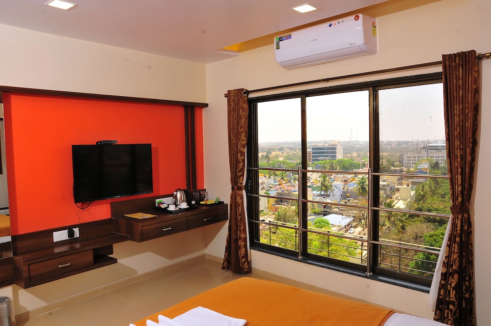 Premier Suite, 1 King Bed, Smoking, City View photo 3