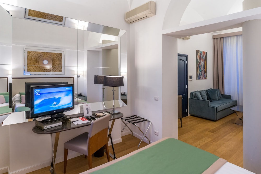 Deluxe Triple Room, City View photo 2