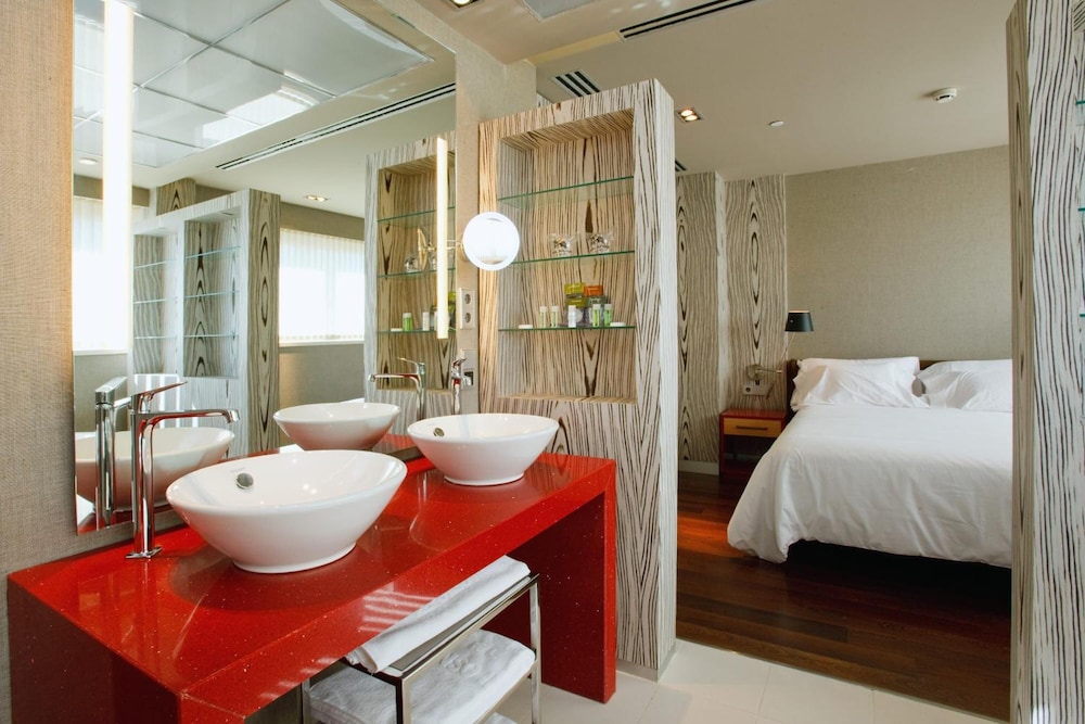 Suite - Photo 13
