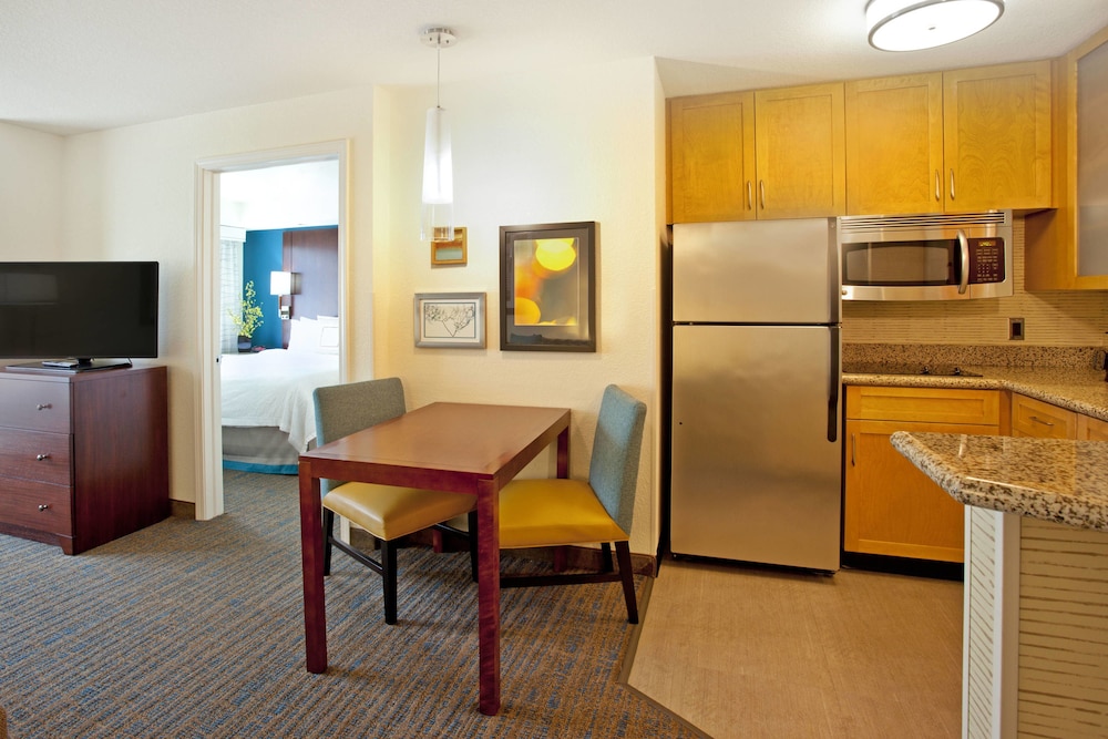Suite, 1 Bedroom - Photo 2