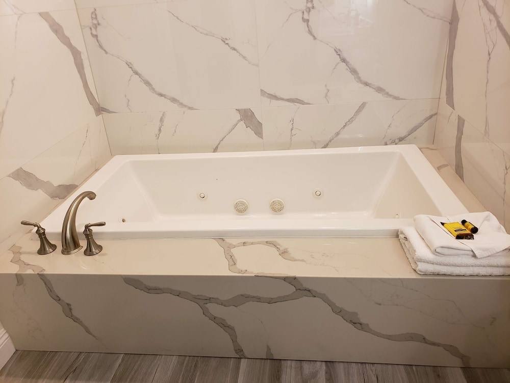 Suite, 2 Queen Beds, Non Smoking, Jetted Tub (with Sofabed) thumbnail 5