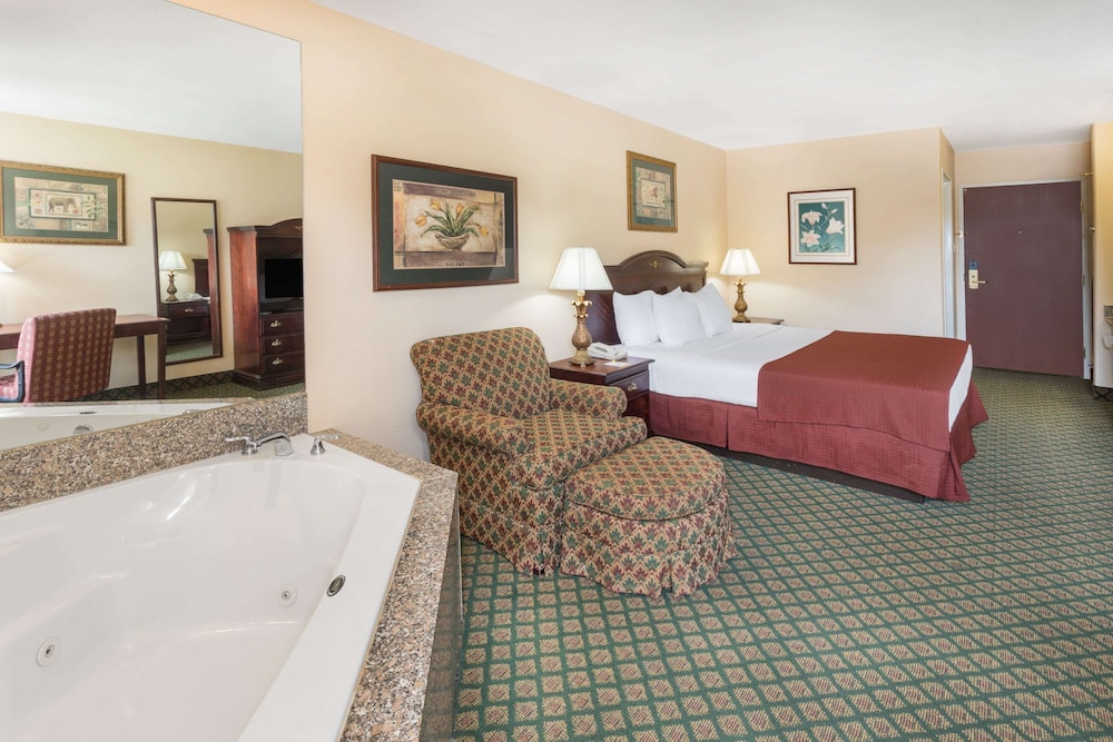 Suite, 1 King Bed, Non Smoking, Hot Tub - Photo 4