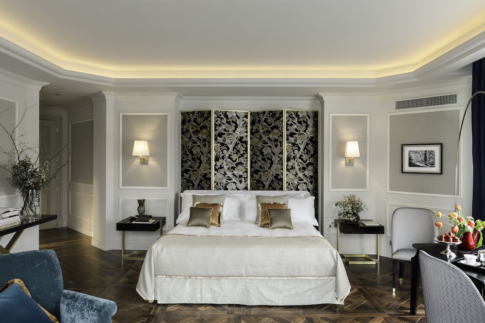 Junior Suite, 1 King Bed, Lake View, Corner
