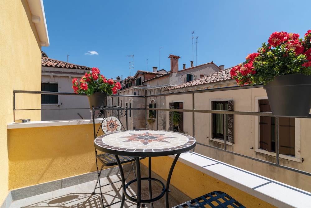 Deluxe Room, 1 King Bed, Balcony, City View photo 2