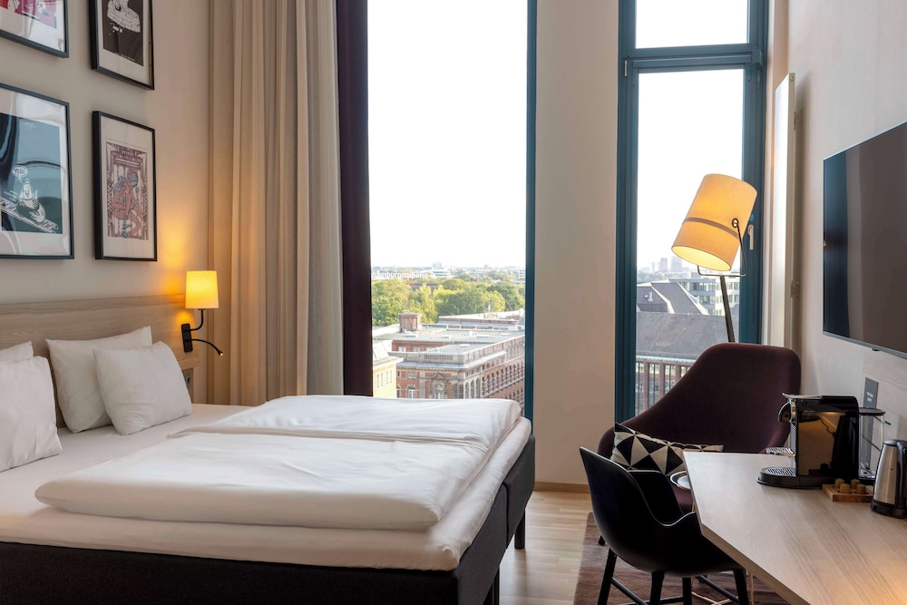 Deluxe Double Room, 1 Bedroom, Club Lounge Access thumbnail 6