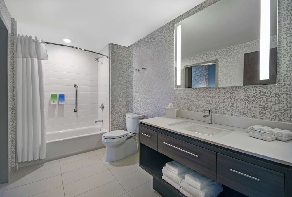 Suite, 1 King Bed, Accessible (Hearing) - Photo 5
