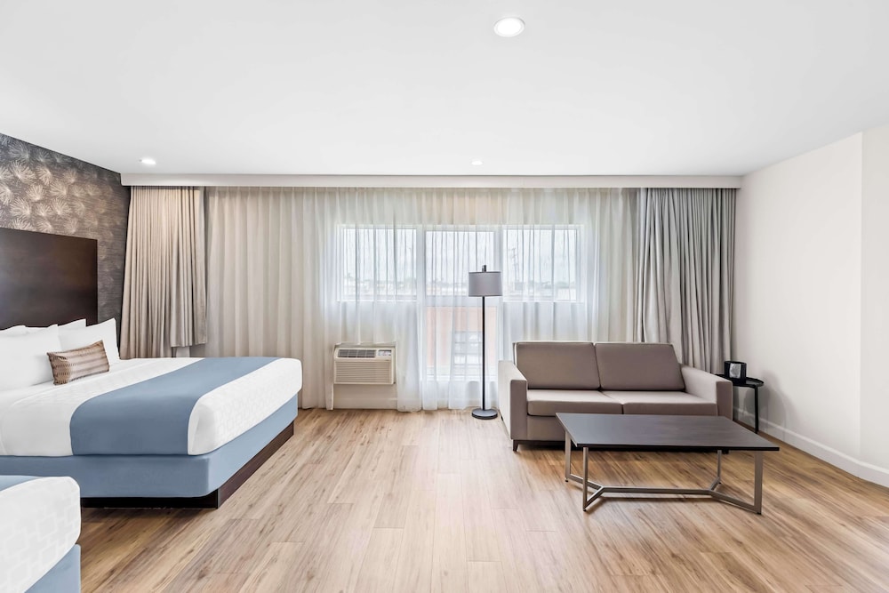 Family Room, Multiple Beds, Non Smoking, Refrigerator (with Sofabed) - Photo 1