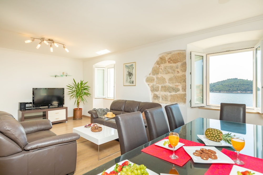 Grand Apartment, Hot Tub, Sea View (3 Bedrooms)