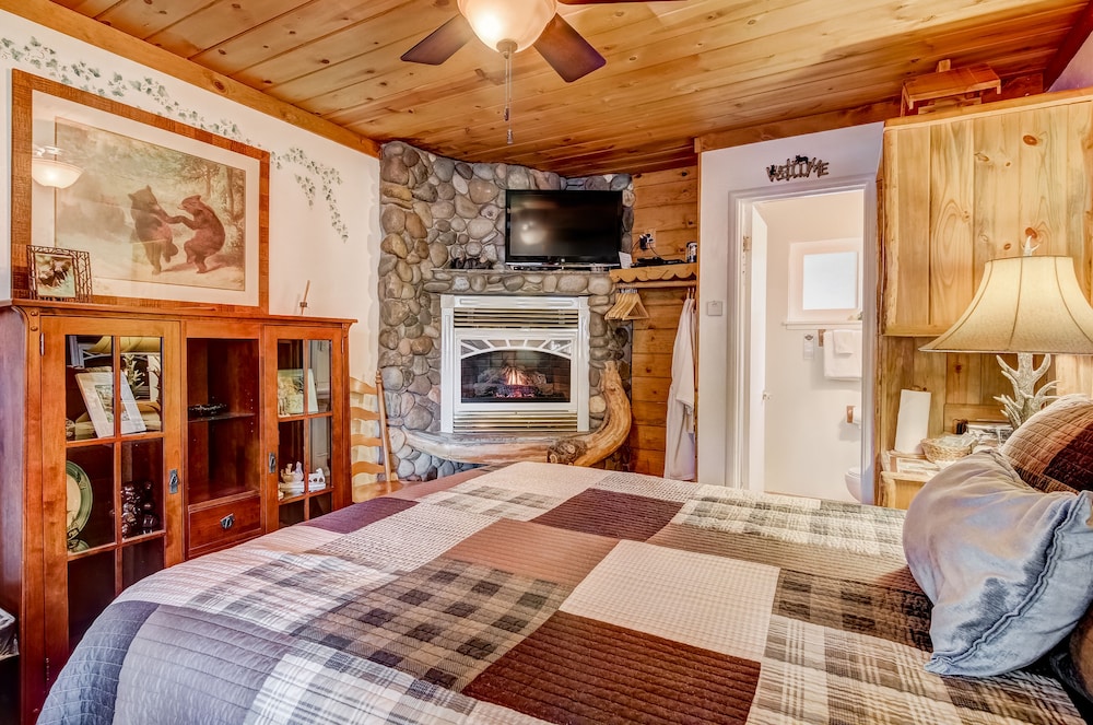Standard Room, 1 Queen Bed, Non Smoking, Kitchenette