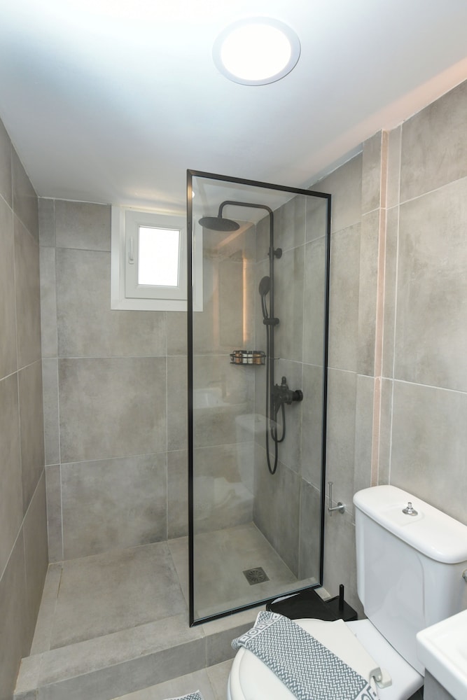 Standard Quadruple Room - Photo 4