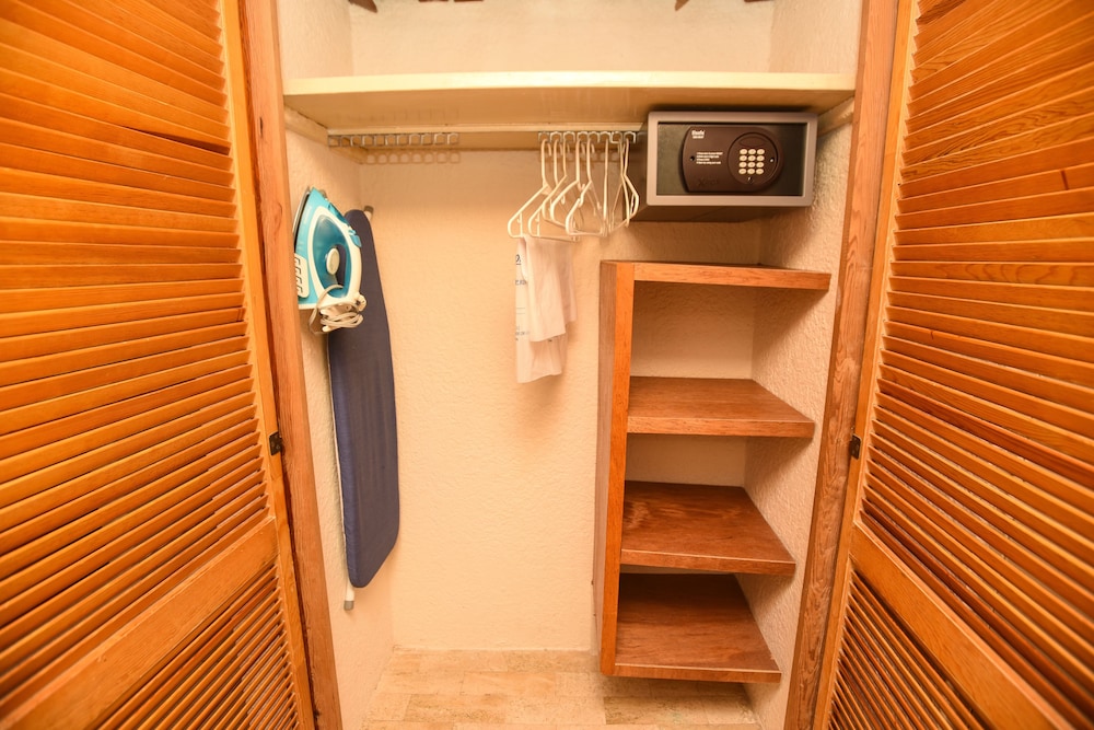 Junior Suite, 2 Double Beds - Photo 10