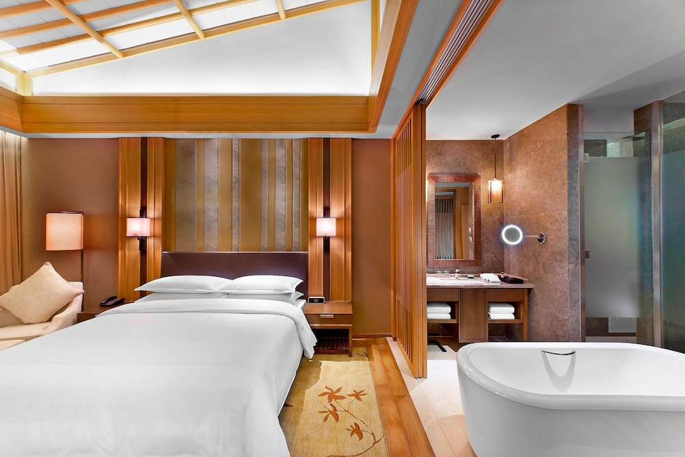 Deluxe Room, 1 King Bed, Balcony, Garden View - Photo 1