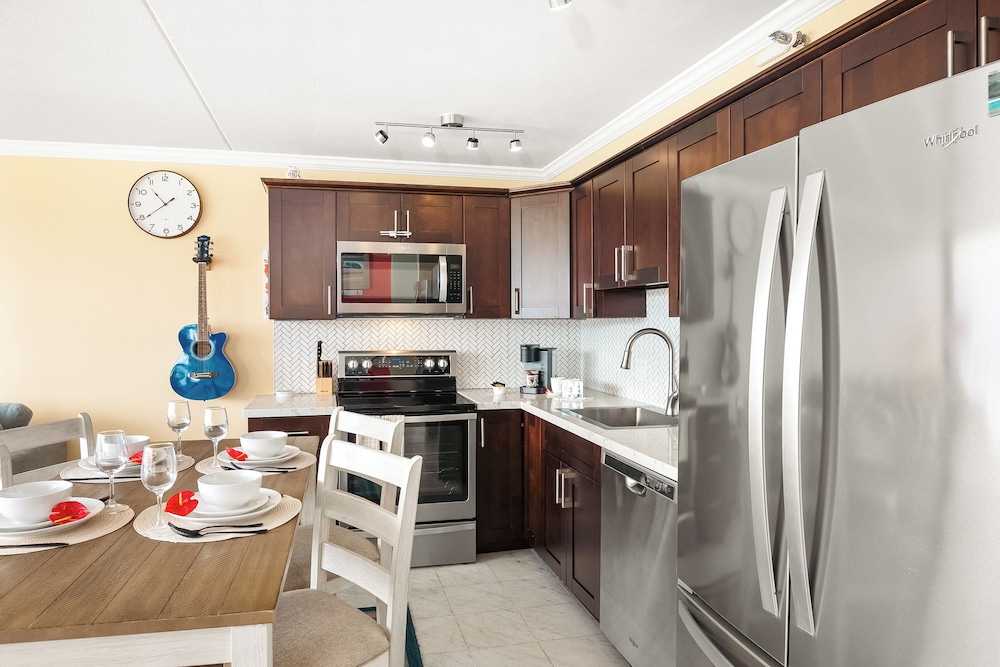 Premium Remodeled Condo with Ocean View and Parking: Condo, 1 Bedroom, Mountain View (0122) photo