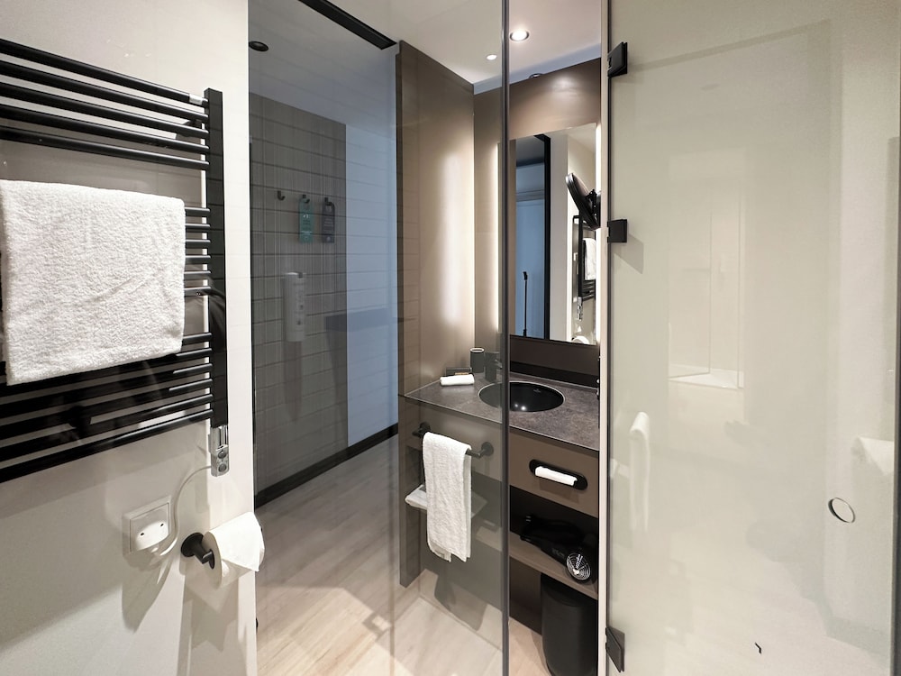 Comfort Room (Queen Size) - Photo 4