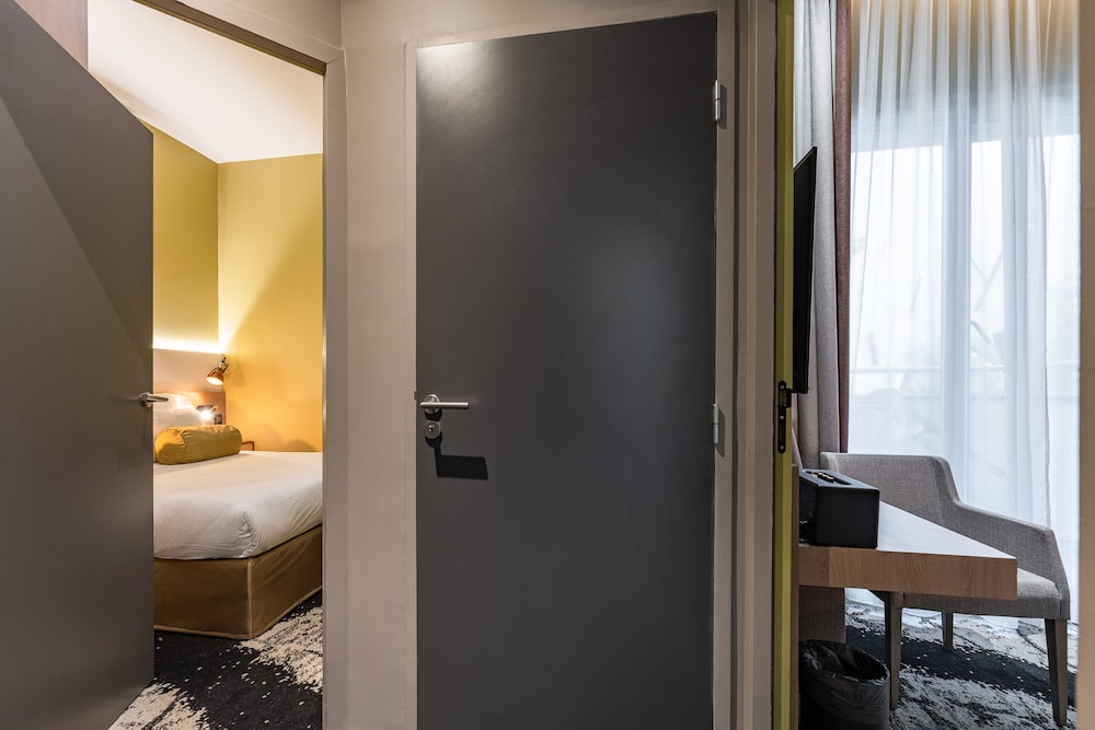 Family Quadruple Room, 2 Queen Beds, Courtyard View, Ground Floor photo 3