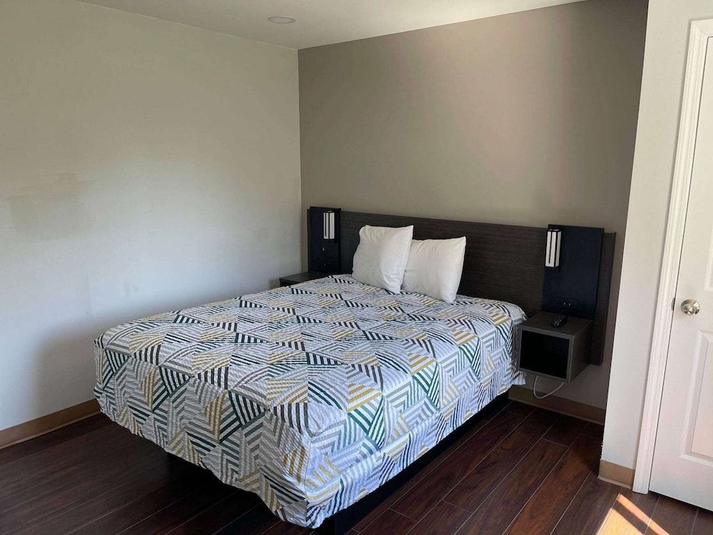 Standard Room, 1 Queen Bed, Non Smoking, Kitchenette - Photo 4