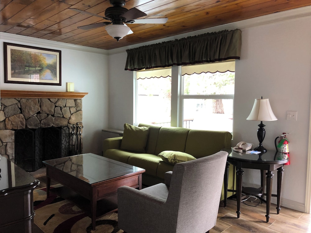 Deluxe Room, 2 Queen Beds, Kitchen photo 1