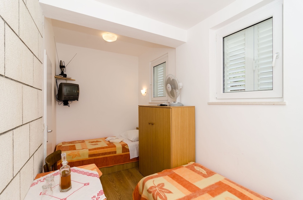 Twin Room (Twin Room)