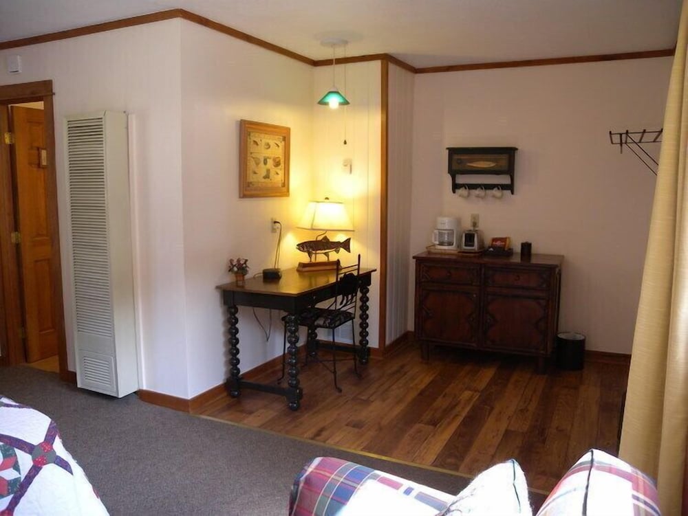 Double Room, Private Bathroom (Room 5 - No Pets Allowed) photo 2